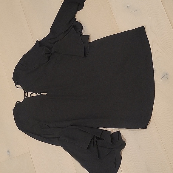 Vici Dresses & Skirts - EUC Vici Black Bell Sleeve Shift Dress